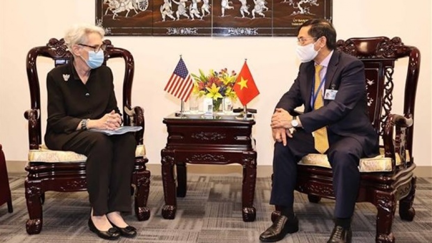 Vietnamese FM holds bilateral meetings with foreign diplomats